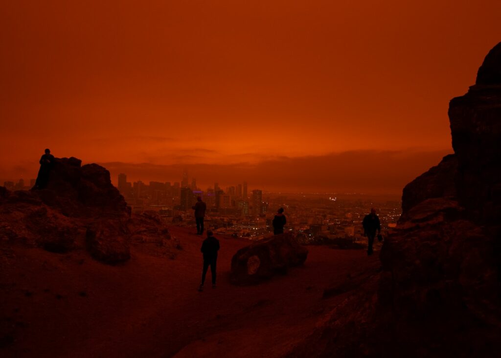 znečistenie ovzdušia, problémy s dýchaním, dymová obloha červenej farby z kalifornských lesných požiarov, San Francisco september 2020 - zdroj: www.unsplash.com/photos/rAtADOIvcos